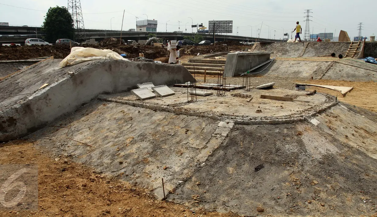 Pekerja tampak membentuk lekukan-lekukan untuk pemain skate board beraksi di Taman Kalijodo, Jakarta Barat, Kamis (13/10). Di lahan itu Pemprov DKI akan membangun taman, skate park dan Ruang Publik Terpadu Ramah Anak (RPTRA). (Liputan6.com/Gempur M Surya)