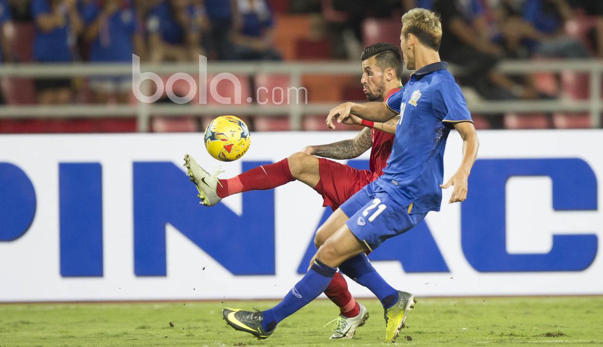 Pemain Timnas Indonesia, Stefano Lilipaly berduel dengan pemain Thailand pada laga Final leg kedua Piala AFF 2016 di Thailand, (17/12/2016). (Bola.com/Vitalis Yogi Trisna)