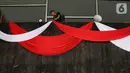 Pekerja mempercantik Ruang Rapat Paripurna I dengan Bendera Merah Putih di kompleks Parlemen MPR-DPR RI, Senayan, Jakarta, Rabu (16/10/2019). Ruang paripurna DPR tampak dihias menjelang pelantikan presiden dan wapres terpilih pada 20 Oktober mendatang. (Liputan6.com/Johan Tallo)