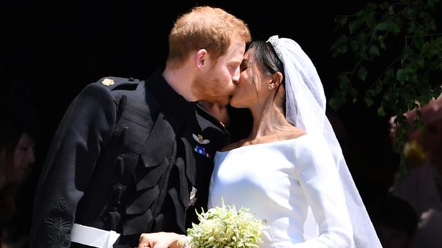 Ciuman Mesra Pangeran Harry - Meghan Markle