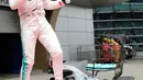 Pembalap Mercedes Lewis Hamilton berselebrasi di atas mobilnya setelah berhasil finis pertama pada balapan GP China di Sirkuit Internasional Shanghai, Minggu (9/4). Kemenangan ini merupakan podium pertama Hamilton pada musim 2017 (AP Photo/Toru Takahashi)