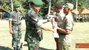 Citizen6, Purwakarta: Peresmian TMMD ke-88 ditandai dengan penyerahan alat kerja oleh Kasdam III/Siliwangi kepada perwakilan prajurit dan masyarakat, di lapangan Desa Pasanggrahan Kecamatan Tegalwaru Kabupaten Purwakarta. (Pengirim: Pendam3) 