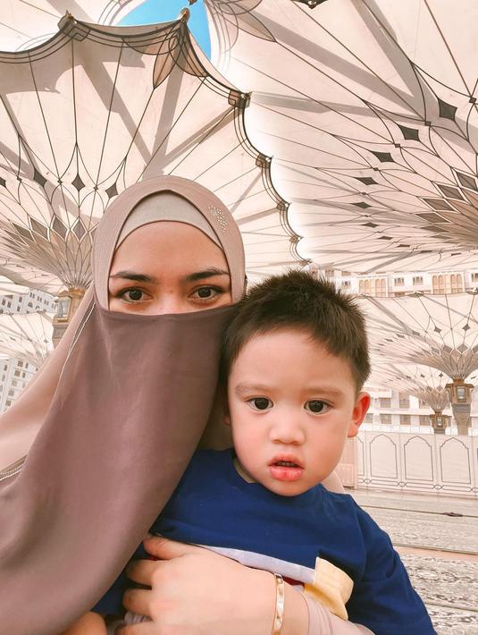 Kebersamaan Citra Kirana dan Athar di Masjid Nabawi. (Foto: Instagram/citraciki)