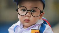 Rayyanza bergaya bak anak SMP ini juga ramai di media sosial. Banyak warganet merasa gemas dengan kelucuan adik dari Rafathar ini. Tak heran, foto lucu Rayyanza bak anak SMP ini banjir like dan komentar dari netizen. (Liputan6.com/IG/raffinagita1717)