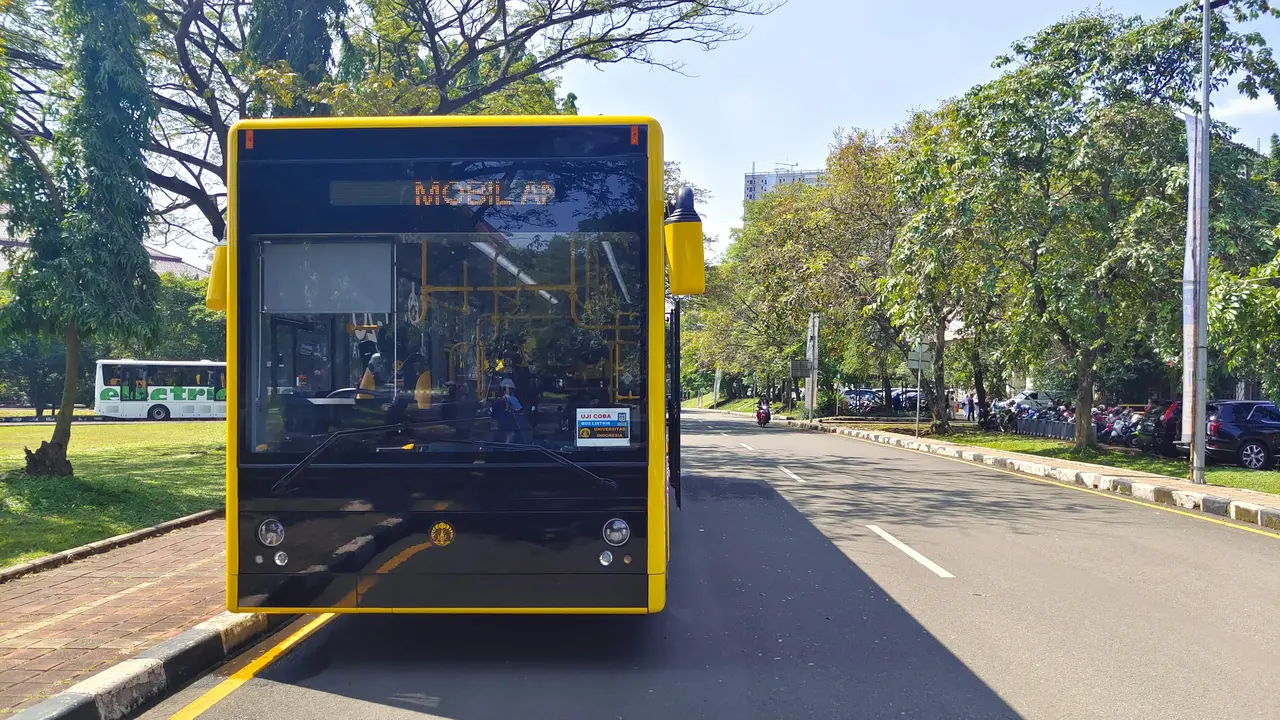 Universitas Indonesia (UI) memberikan dukungan terhadap penyelenggaraan G20 Indonesia. Dukungan tersebut diberikan berupa bus listrik yang akan digunakan sebagai transportasi selama penyelenggaran G20 (Liputan6.com/Dicky Agung Prihanto)