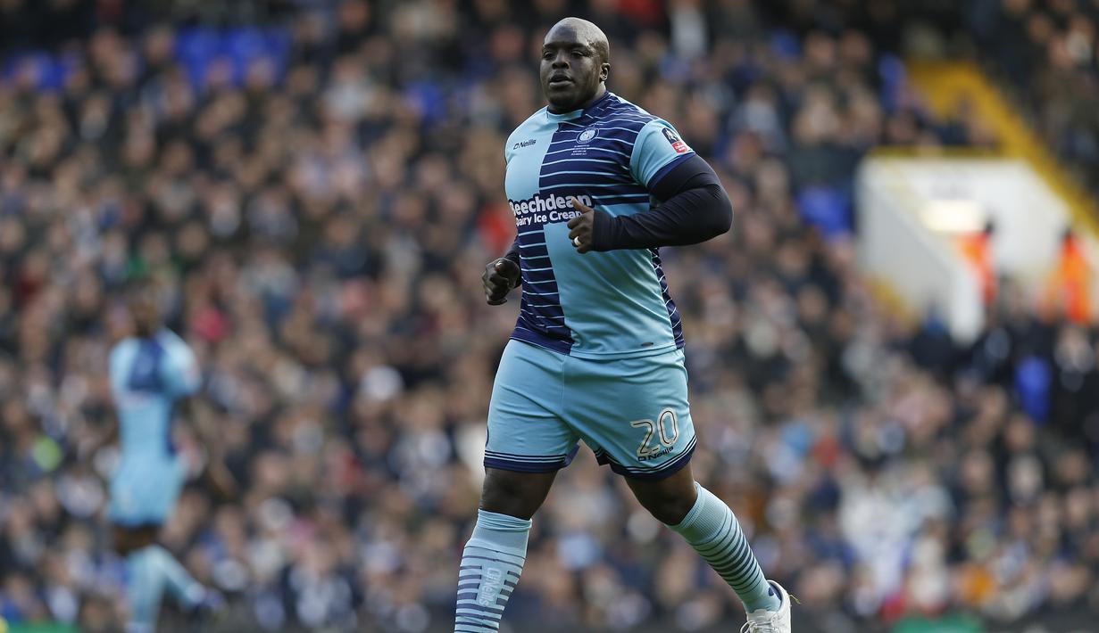 3. Adebayo Akinfenwa - Mantan pemain Swansea City yang memiliki berat badan 102 kg. Hal tersebut membuatnya keluar sebagai pesepak bola profesional terberat di dunia. (AFP/ian Kington)