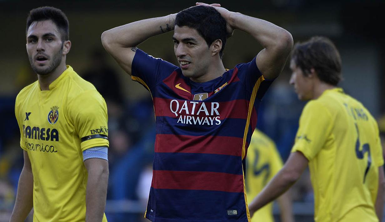 Bomber Barcelona, Luis Suarez, kecewa gagal meraih kemenangan atas Villarreal pada laga La Liga Spanyol di Stadion El Madrigal, Vila-real, Minggu (20/3/2016). Kedua tim bermain imbang 2-2. (AFP/Jose Jordan)