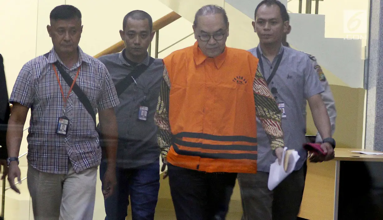 Tersangka pemegang Johannes Budisutrisno Kotjo usai menjalani pemeriksaan dan menuju mobil tahanan di Gedung KPK Jakarta, Sabtu (14/7). KPK resmi menahan Johannes dan menemukan barang bukti uang senilai Rp500 juta. (Liputan6.com/Johan Tallo)