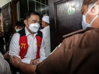 Terdakwa kasus obstruction of justice atau upaya untuk menghalang-halangi suatu proses hukum pada kasus pembunuhan Brigadir Nofriansyah Yosua Hutabarat atau Brigadir J, Arif Rahman Arifin bersiap untuk menjalani sidang lanjutan dengan agenda pembacaan tuntutan oleh Jaksa Penuntut Umum (JPU) di Pengadilan Negeri (PN) Jakarta Selatan, Jumat (27/1/2023). Mantan Wakaden B Biropaminal Divpropam Polri tersebut dituntut 1 tahun penjara dan denda Rp 10 juta subsider 3 bulan kurungan. (Liputan6.com/Johan Tallo)