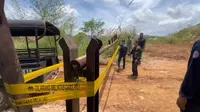 Lokasi tambang di Kecamatan Cibadak Kabupaten Sukabumi disegel garis PPLH oleh Kementerian LH, Sabtu (22/3/2025). (Liputan6.com/Fira Syahrin).