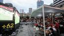 Suasana nonton bareng Timnas Indonesia melawan Australia dalam laga lanjutan Putaran Ketiga Kualifikasi Piala Dunia 2026 di daerah sekitar Setiabudi, Jakarta Pusat, Kamis (20/03/2025) sore WIB. (Bola.com/Bagaskara Lazuardi)