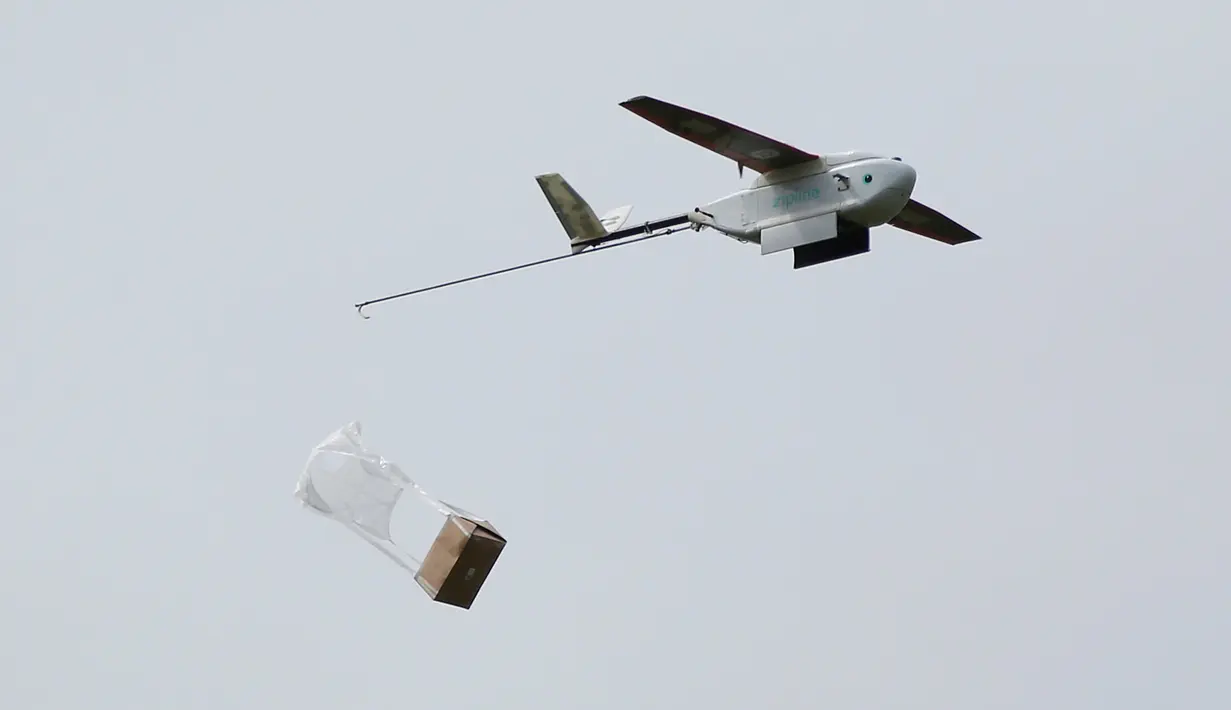 Pesawat tak berawak Zipline melakukan penerbangan saat demonstrasi di lokasi dirahasiakan di San Francisco Bay Area, California, 5 Mei 2016. Drone buatan Zipline ini akan digunakan untuk mengirim bantuan obat-obatan ke daerah konflik (REUTERS/Stephen Lam)