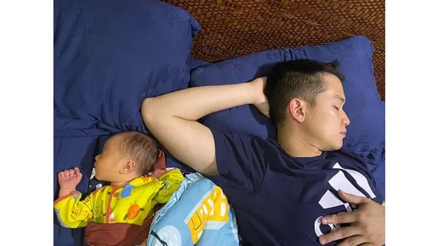 6 Seleb Pria Ini Pamer Muka Bantal saat Asuh Bayi, Ayah Idaman