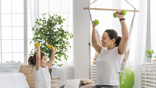 Tips Olahraga 10 Menit Ibu & Anak, Cara Tetap Aktif di Tengah Kesibukan [Dok/freepik.com]