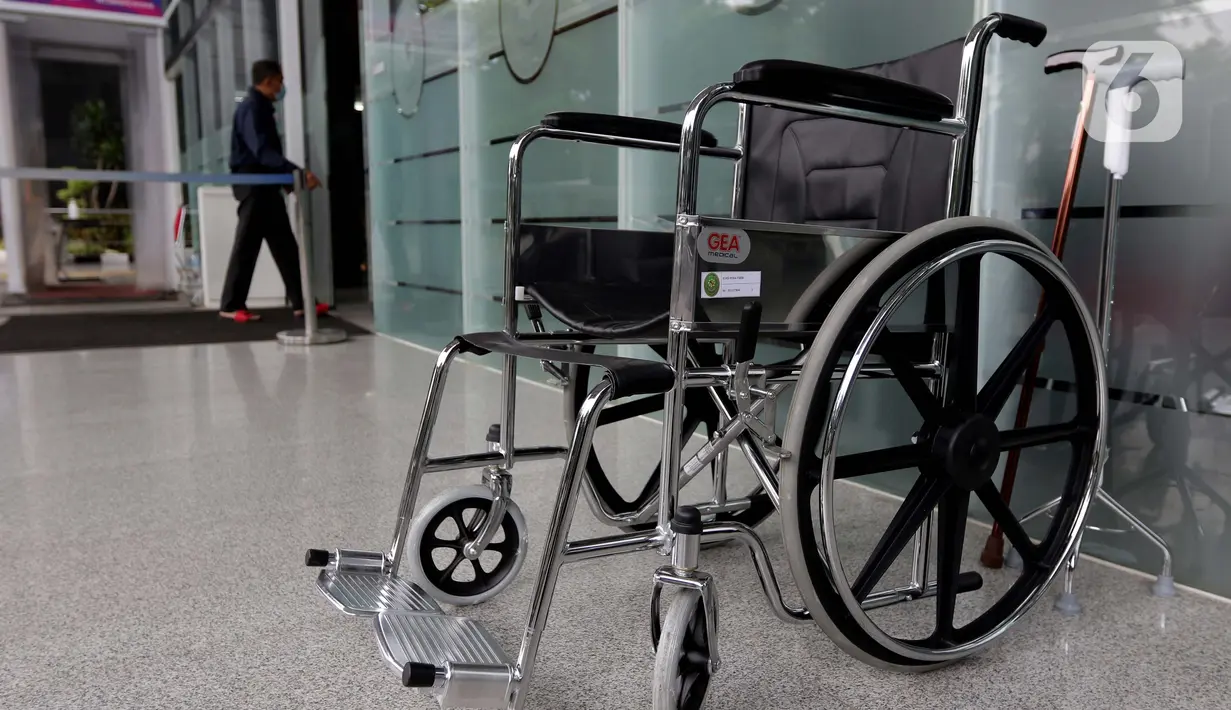 Kursi roda dan tongkat pembantu disiapkan di depan lobby utama Pengadilan Negeri Jakarta Pusat, Kamis (25/3/2021). Dengan fasilitas ini diharapkan warga disabilitas dapat mengakses seluruh layanan, termasuk persidangan secara mandiri. (Liputan6.com/Helmi Fithriansyah)