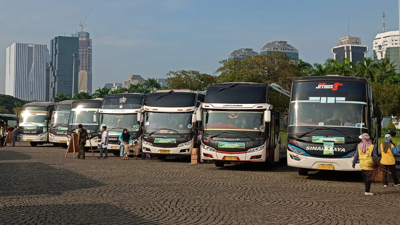 Pemprov Jakarta melepas total 12.170 peserta mudik gratis 2024 di Monas, Kamis (4/4/2024).