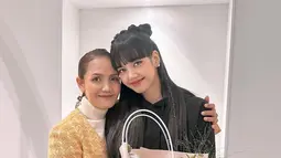 Ibunda Lisa sendiri selalu memberikan dukungan kepada putri tercinta dalam hal karier. Bahkan, ibu dari Lisa ini rela terbang dari Thailand ke Korea Selatan saat Blackpink menggelar konser. (Liputan6.com/IG/@chitthipbruschweiler)