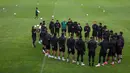 Pelatih dan pemain Timnas Indonesia melakukan briefing sebelum latihan untuk persiapan menjelang laga leg pertama semifinal Piala AFF 2022 menghadapi Vietnam di Lapangan A, Kompleks Gelora Bung Karno, Jakarta, Rabu (04/01/2023). (Bola.com/Bagaskara Lazuardi)