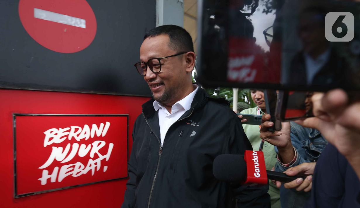 Mereka yang dicegah adalah mantan Menteri Agama Yaqut Cholil Qoumas, Ishfah Abidal Aziz alias Gus Alex selaku mantan staf khusus pada era Menag Yaqut Cholil, serta Fuad Hasan Masyhur selaku pemilik biro penyelenggara haji Maktour. Tampak dalam foto, mantan staf khusus Menteri Agama periode 2019-2024, Yaqut Cholil Qoumas, Ishfah Abidal Aziz alias Gus Alex berjalan meninggalkan Gedung Merah Putih Komisi Pemberantasan Korupsi (KPK), Jakarta, Senin (26/1/2026). (Liputan6.com/Helmi Fitrhiansyah)