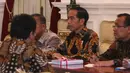 Presiden Joko Widodo (Jokowi) menerima pimpinan dan anggota Badan Pemeriksa Keuangan (BPK) di Istana Merdeka, Jakarta, Kamis (5/4). Kedatangan BPK ini untuk menyampaikan Ikhtisar Hasil Pemeriksaan Semester (IHPS) II Tahun 2017. (Liputan6.com/Angga Yuniar)