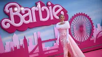 Aktris Australia Margot Robbie berpose di karpet merah muda setibanya untuk pemutaran perdana Eropa Film "Barbie" di London pusat pada 12 Juli 2023. (AFP/Justin Tallis)