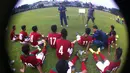 Pelatih Timnas Indonesia U16, Fachry Husaini (kiri) bersama asisten pelatih, Yeyen Tumena sedang memberikan instruksi saat ujicoba melawan Jepang U16 