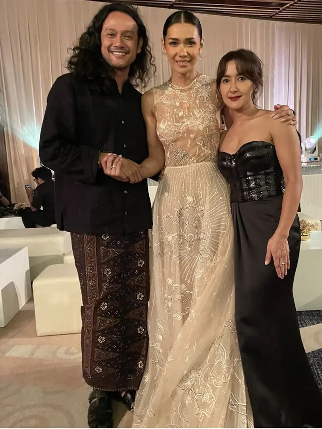 Gaya Para Tamu di Pernikahan Adinia Wirasti