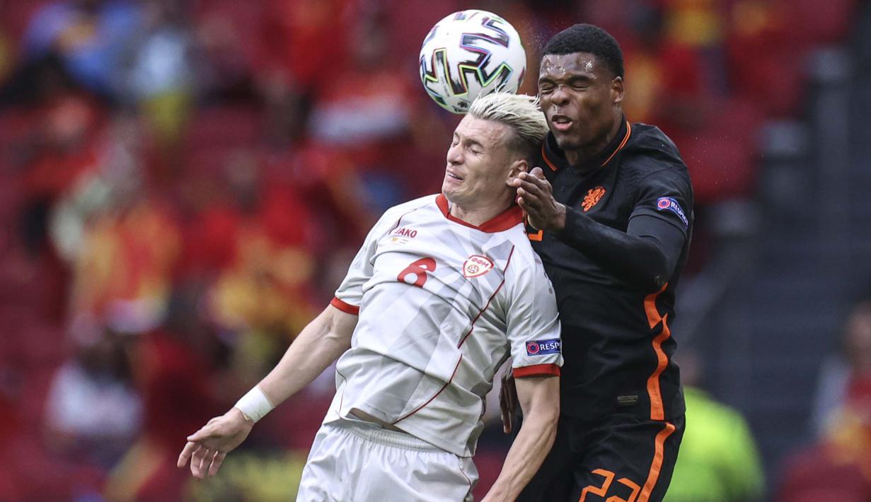 Visar Musliu (kiri) harus ekstra keras melakukan duel udara dengan Denzel Dumfries dalam pertandingan yang diselenggarakan di Johan Cruyff ArenA tersebut. (Foto: AFP/Pool/Kenzo Tribouillard)