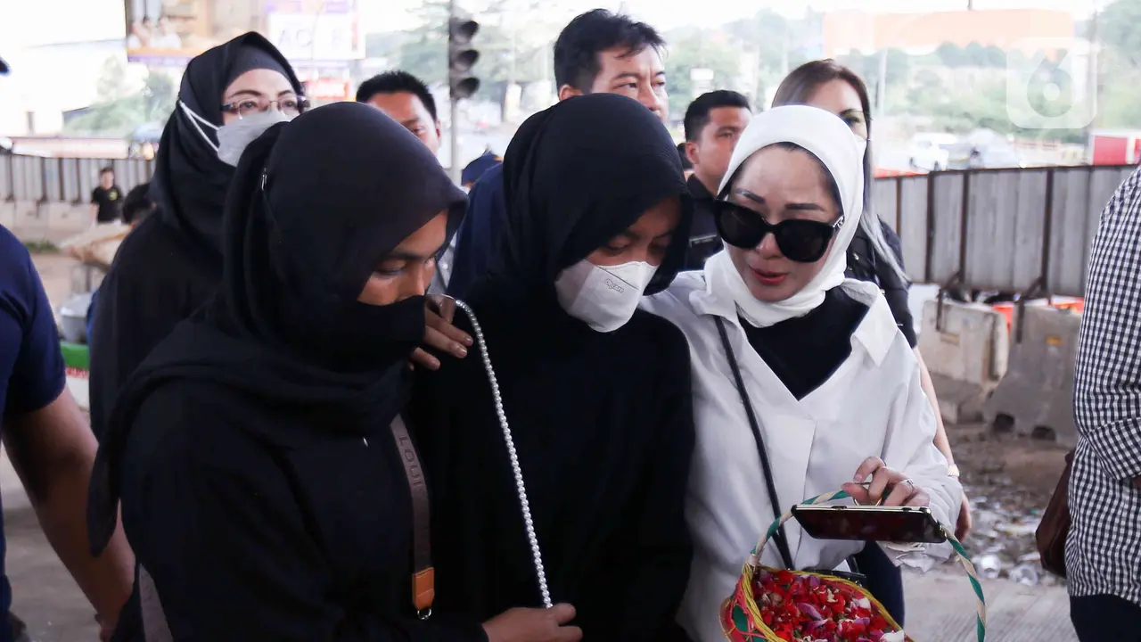 Kerabat Korban dan Warga Tabur Bunga di Lokasi Kecelakaan Maut Cibubur