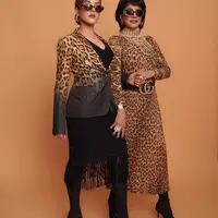 Tasya Farasya dan ibunya Ala Alatas mengkreasikan kembali gaya pemotretan Kylie Jenner dan ibunya, Kris Jenner. (Instagram/tasyafarasya).