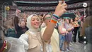 Momen seru Citra Kirana dan Rezky Aditya menikmati konser Taylor Swift. Tak lupa Citra dan Rezky abadikan setiap lagu yang dinyanyikan oleh pelantun tembang Cruel Summer itu. Akhirnya bisa nonton konser Taylor Swift bareng sang suami, Citra Kirana tak bisa sembunyikan kebahagiaannya. Citra pun loncat-loncat menikmati sambil gandeng sang suami. (Liputan6.com/IG/@citraciki)