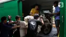 Peningkatan pengiriman barang ke berbagai wilayah di pulau Jawa bisa mencapai tiga kali lipat dari biasanya. (Liputan6.com/Herman Zakharia)