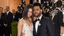 The Weeknd beberapa minggu terakhir ini sedang sibuk menjalani tur keliling untuk promosi lagu terbarunya, hubungan jarak jauh pun mereka jalani bersama. Melepas rindu, keduanya pun habiskan waktu bersama. (AFP/Bintang.com)