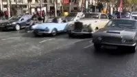 Konvoi kendaraan mobil James Bond meramaikan Kota Paris, Prancis di ruas Jalan Arc De Triomphe.