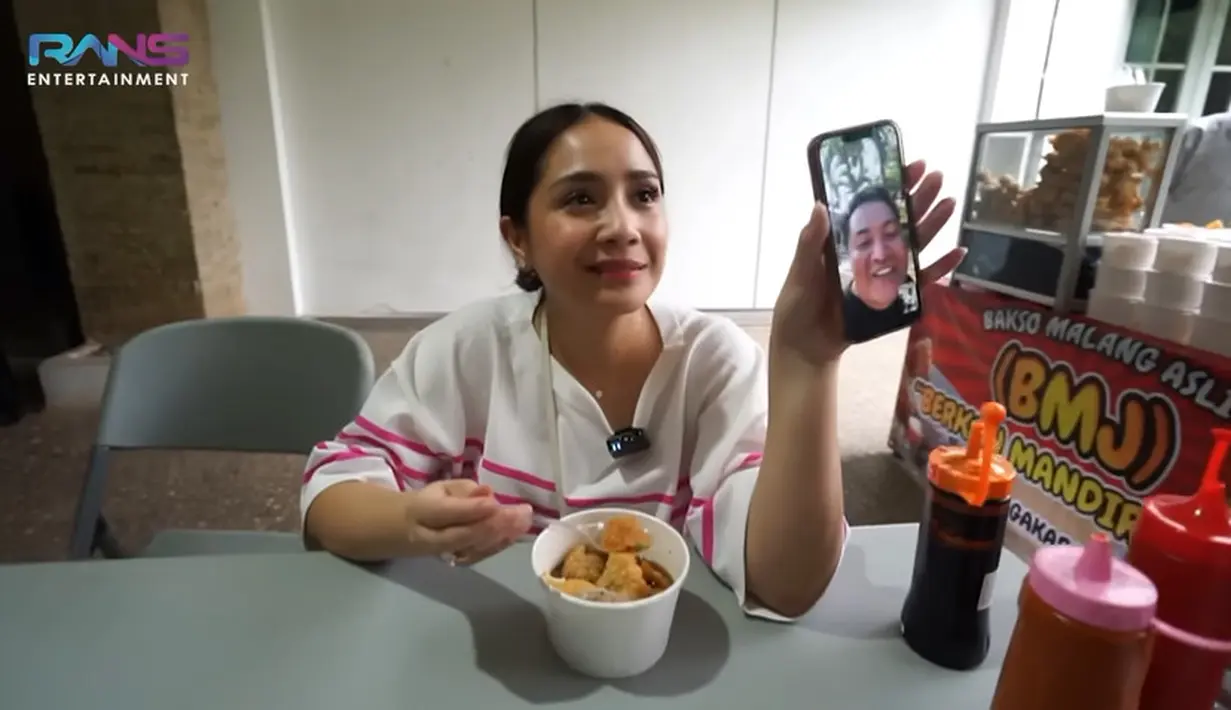 "Kata Raffi kalau  gak balik-balik katanya mau dicariin lagi penggantinya," kata perempuan dua orang anak itu. "Nggak jangan, cari pengganti dari mana, mau melupakan begitu aja" jawab Merry yang membuat Nagita tertawa. [Youtube/Rans Entertainment]