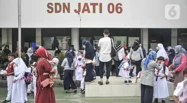Orang tua mendampingi anaknya saat hari pertama Masa Pengenalan Lingkungan Sekolah (MPLS) di Sekolah Dasar (SD) Negeri Jati 06 Pagi, Pulogadung, Jakarta Timur, Senin (11/7/2022). (merdeka.com/Iqbal S. Nugroho)
