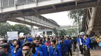 Mahasiswa berjalan kaki dari Stasiun Palmerah untuk berunjuk rasa di Gedung DPR, Jakarta, Selasa (24/9/2019). (Liputan6.com/Yopi Makdori)