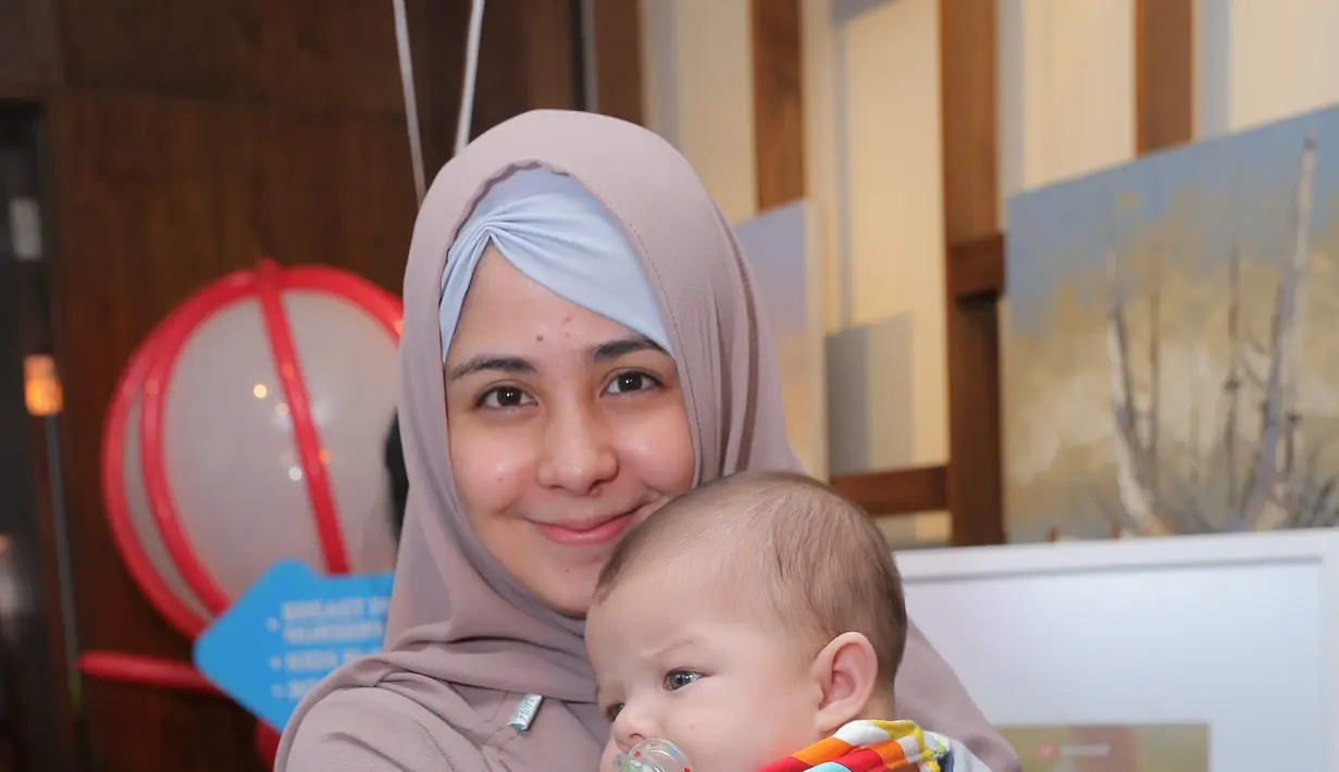 Demi memberikan perkembangan terbaik bagi anaknya, Arkarna Rafif Bissari yang baru berusia lima bulan, Risty Tagor mengikuti kelas parenting. (Andy Masela/Bintang.com)