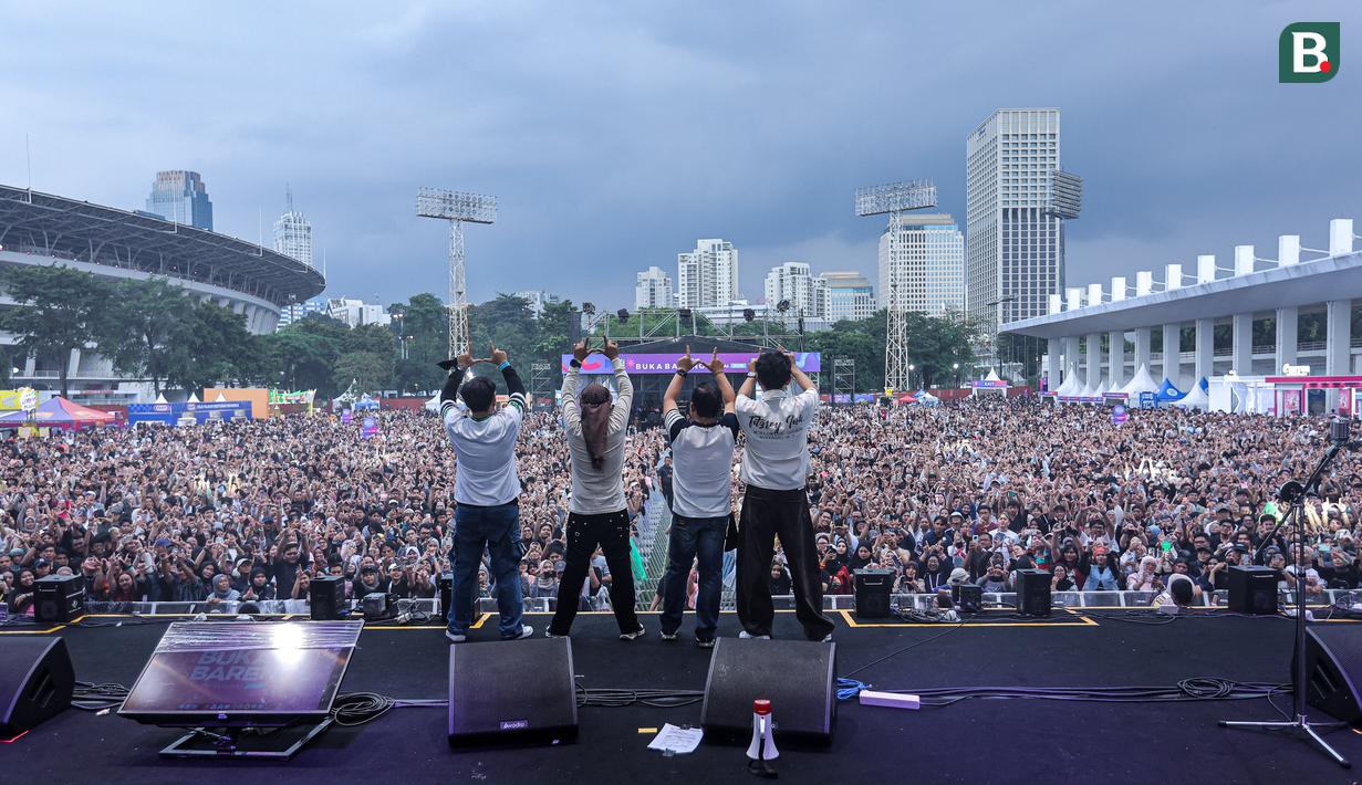 Group band Wali mengajak para penonton melakukan gestur berbentuk huruf W saat Kapanlagi Buka Bareng (KLBB) 2026 yang berlangsung di Stadion Madya, Senayan, Jakarta, Minggu (01/03/2026). (Bola.com/Bagaskara Lazuardi)