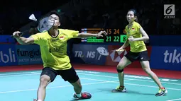 Ganda campuran Indonesia, Ricky Karandasuwardi/Debby Susanto mengembalikan kok ke arah Hafiz Faizal/Gloria Emanuelle Widjajapada 8 besar Indonesia Open 2018 di Istora GBK, Jakarta, Jumat (6/7). Hafiz/Gloria unggul. (Liputan6.com/Helmi Fithriansyah)