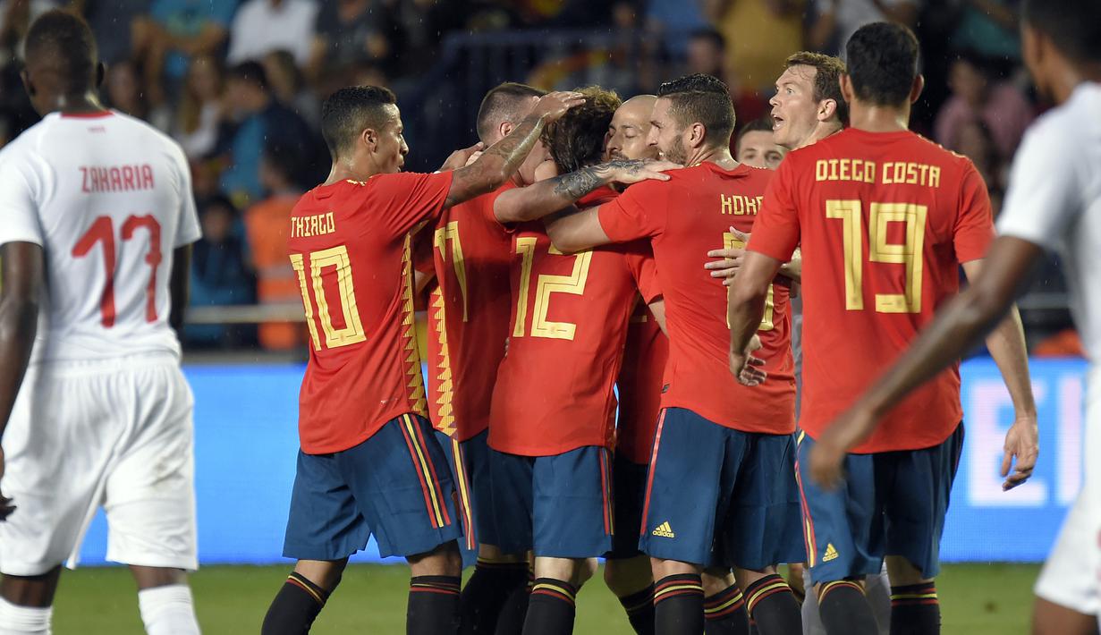 Para pemain Spanyol merayakan gol yang dicetak Alvaro Odriozola ke gawang Swiss pada laga persahabatan di Stadion La Ceramica, Vila-real, Minggu (3/6/2018). Kedua negara bermain imbang 1-1. (AFP/Jose Jordan)