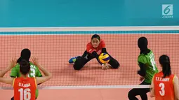 Pevoli putri Indonesia berusaha mengembalikan bola saat bertanding melawan Vitenam pada pertandingan babak semifinal peringkat 5-8 voli putri Asian Games 2018 di Tennis Indoor Senayan, Jakarta, Jumat (31/8). Indonesia kalah 1-3. (Merdeka.com/Imam Buhori)
