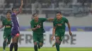 Fandi Eko Utomo(kanan)  menjadi pemecah kebuntuan di laga ini. Menit pertama injury time babak pertama, Fandi membobol gawang Persita lewat sepakan dari jarak dekat. (Bola.com/Arief Bagus)