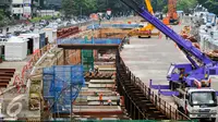 Suasana pengerjaan Mass Rapid Transit (MRT) di sepanjang Jalan Sudirman, Jakarta, Rabu, (25/5). Gubernur DKI Jakarta, Basuki Tjahaja Purnama berharap investor bisa ikut bergabung bantu percepat pembangunan infrastruktur DKI. (Liputan6.com/Yoppy Renato)