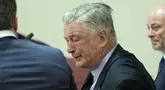 Reaksi aktor AS Alec Baldwin saat ia duduk di antara pengacaranya Alex Spiro (kiri) dan Luke Nikas (kanan) pada akhir persidangan terkait kasus pembunuhan tidak sengaja di Pengadilan Distrik Santa Fe County di Santa Fe, New Mexico, Jumat (13/7/2024). (RAMSAY DE GIVE / POOL / AFP)