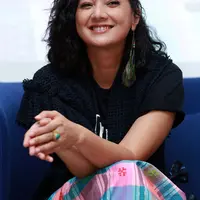 "Tak bisa saya gambarkan kebahagiaam saya ketika dipercaya untuk memerankan Athirah. Tak hanya kerinduan saya terobati, tapi saya merasa tersanjung diberi tantangan untuk memerankan Athirah yang merupakan ibunda dari bapak Jusuf Kalla," jelas Cut Mini. 