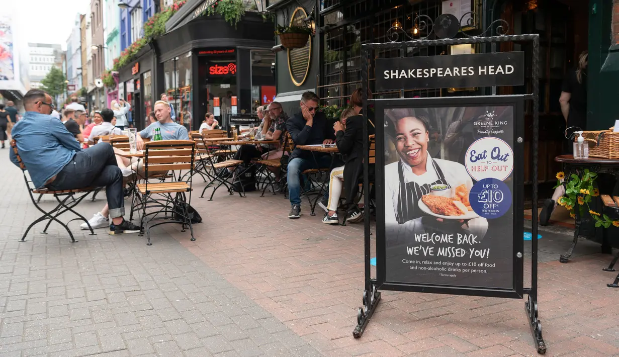 Orang-orang bersantap di area terbuka sebuah restoran di London, Inggris, pada 4 Agustus 2020. Pemerintah Inggris pada Senin (3/8) meluncurkan program diskon untuk mendorong sektor perhotelan dan restoran yang terdampak parah oleh virus corona covid-19. (Xinhua/Ray Tang)