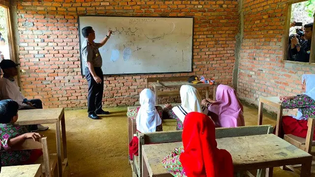 Kapolda Riau Irjen Agung Setya Imam Effendi mengajar murid di SDN 010 Dusun Sialang Harapan, Kabupaten Kampar.