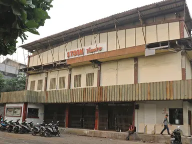 Suasana depan Atoom Theatre di kawasan Citeureup Kabupaten Bogor, Jawa Barat, Rabu (30/10/2019). Bioskop yang terbengkalai dari 1998 rencananya akan dijadikan pemutaran film karya sineas muda Joko Anwar dengan judul Perempuan Tanah Jahanam. (Liputan6.com/Herman Zakharia)