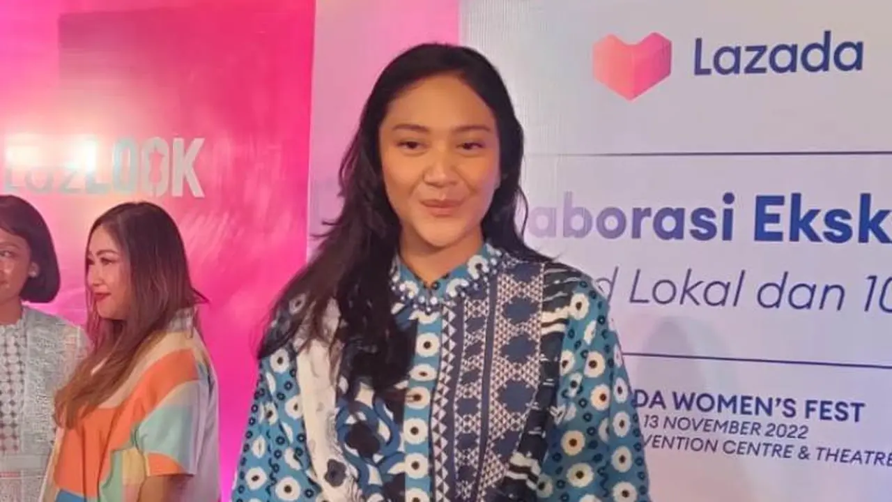Pilihan Makeup dan Fashion Putri Tanjung